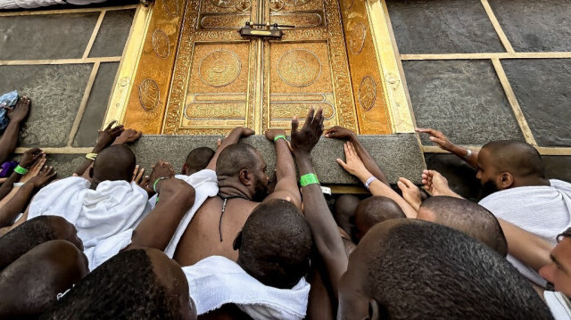 Les fidèles musulmans touchent la Kaaba, sanctuaire le plus sacré de l'islam, à la Grande Mosquée de La Mecque, en Arabie saoudite, le 12 juin 2024.