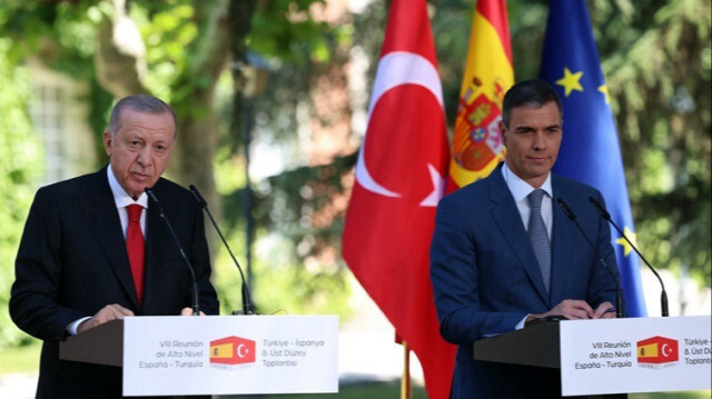 Le Président turc, Recep Tayyip Erdogan (G) et le Premier ministre espagnol Pedro Sanchez (D) lors d'une conférence de presse commune à Madrid en Espagne, le 13 juin 2024.