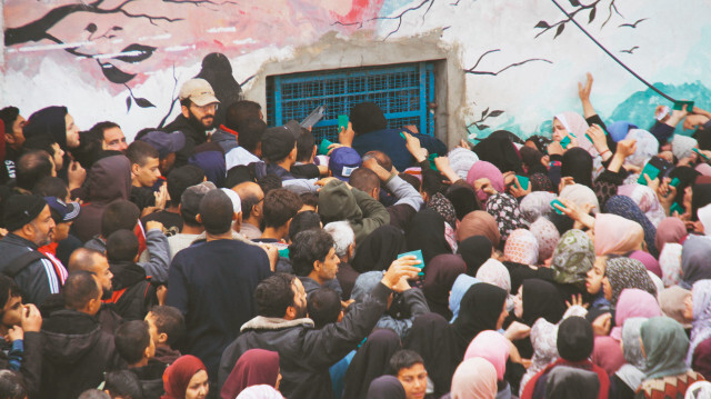 Gazze'de gıda yardımı alabilmek için sırada bekleyen insanlar.