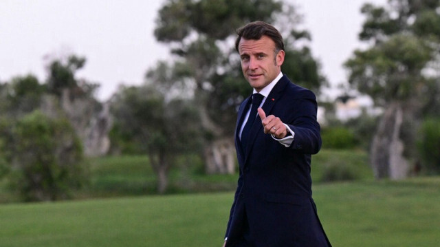 Le président de la République française, Emmanuel Macron à la cérémonie des drapeaux au Borgo Egnazia Golf Club San Domenico lors du sommet du G7 organisé par l'Italie dans la région des Pouilles, à Savelletri, le 13 juin 2024.