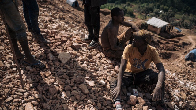 Des mineurs d'or sont assis dans la mine d'or de Luhihi, dans la province du Sud-Kivu à l'est de la République Démocratique du Congo, le 13 mai 2023.