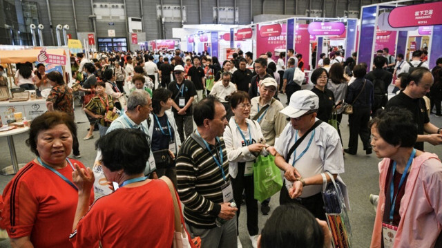 Des personnes visitent l'exposition internationale sur les soins aux personnes âgées au Shanghai New International Expo Centre (SNIEC) dans le district de Pudong à Shanghai, le 13 juin 2024.