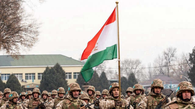 Des soldats tadjiks à Almaty, le 13 janvier 2022.