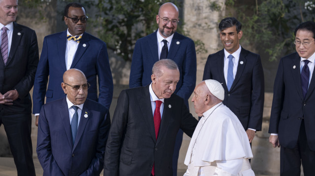 Le président turc Recep Tayyip Erdogan (2e à droite), le pape François (à droite), le Premier ministre britannique Rishi Sunak (arrière 2e à droite), le Premier ministre japonais Fumio Kishida (arrière à droite) et le président du Conseil européen Charles Michel (arrière 3e à droite), participent à la photo de famille après avoir assisté au 50e sommet du G7 dans la région des Pouilles, en Italie, le 14 juin 2024.