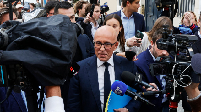 Le chef du parti Les Républicains (LR) Eric Ciotti (C) est entouré par les médias alors qu'il marche devant l'Assemblée nationale à Paris le 11 juin 2024 suite aux résultats des élections du Parlement européen du 9 juin.