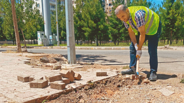 30 yıllık gazeteci Saffet Azbay'ın belediyedeki yeni görevi parke taşı sökmek.