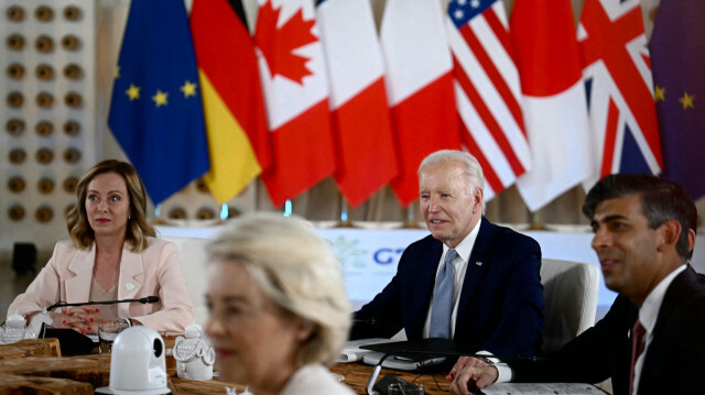 Le président américain Joe Biden (C), la Première ministre italienne Giorgia Meloni (G) et le Premier ministre britannique Rishi Sunak assistant à une séance de travail sur l'Afrique, le changement climatique et le développement au centre de villégiature Borgo Egnazia lors du sommet du G7 organisé par l'Italie dans la région des Pouilles, le 13 juin 2024 à Savelletri. Les dirigeants des pays riches du G7 se réunissent dans le sud de l'Italie cette semaine dans un contexte de troubles politiques et mondiaux, avec pour priorité de renforcer le soutien à l'Ukraine.