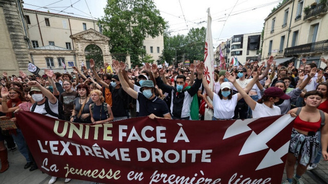 Des manifestants se rassemblent dans la rue lors d'un rassemblement contre l'extrême droite après les résultats des élections européennes, à Montpellier, dans le sud de la France, le 14 juin 2024.