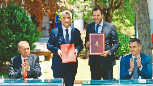 Türkiye ve İspanya arasında 11 anlaşma imzalandı. Törende, Türkiye adına Ticaret Bakanı Ömer Bolat da yer aldı.