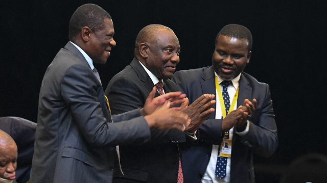 Le président du Congrès national africain (ANC) Cyril Ramaphosa (C) célèbrant sa réelection avec le vice-président du Congrès national africain (ANC) Paul Mashatile (G) après que Ramaphosa a été annoncé président de l'Afrique du Sud au Cap, le 14 juin 2024.