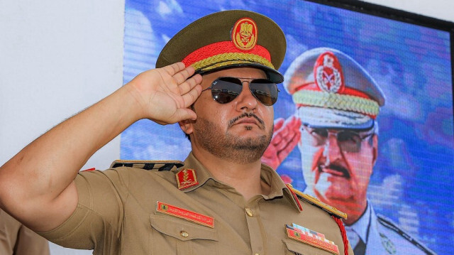 Le fils de Khalifa Haftar, Saddam Haftar, assistant à un défilé militaire à Benghazi.