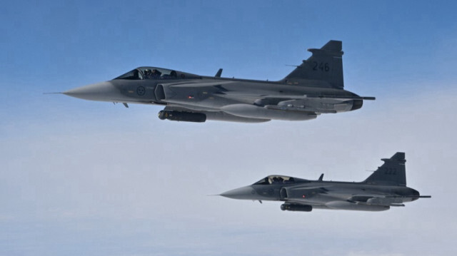 Les chasseurs Saab JAS 39 Gripen de l'armée de l'air suédoise participent à l'exercice de l'Otan dans le cadre de la mission de police aérienne de l'Otan, dans l'espace aérien souverain des membres de l'Alliance, le 4 juillet 2023. 