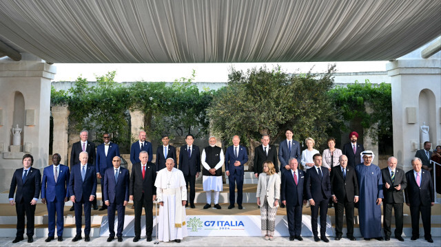 Les chefs d'État du G7 et les chefs de délégation des pays d'outre-mer au centre de villégiature Borgo Egnazia lors du sommet du G7 organisé par l'Italie dans la région des Pouilles, le 14 juin 2024 à Savelletri.