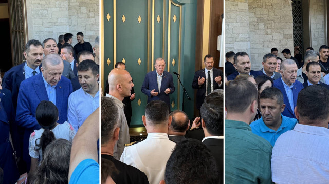 Erdoğan, cami çıkışında vatandaşlarla bayramlaşarak sohbet etti.