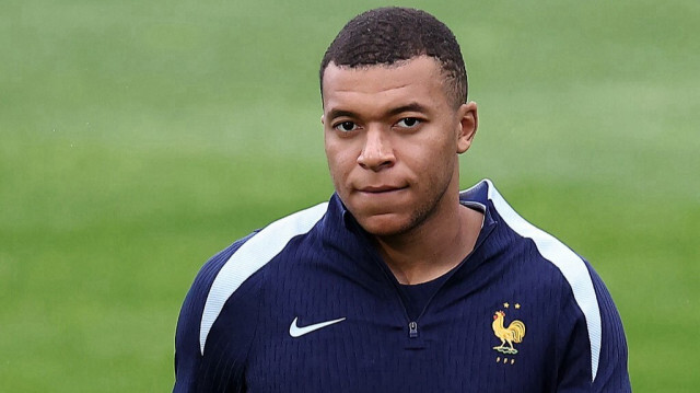 L'attaquant français #10 Kylian Mbappe regarde pendant une séance d'entraînement MD-1 au stade Paul Janes à Duesseldorf le 16 juin 2024.