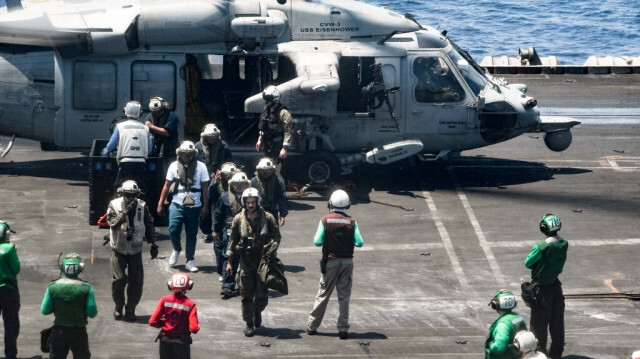 Des marins du Dwight D. Eisenhower Carrier Strike Group portent assistance à des marins en détresse en mer Rouge, le 15 juin 2024.