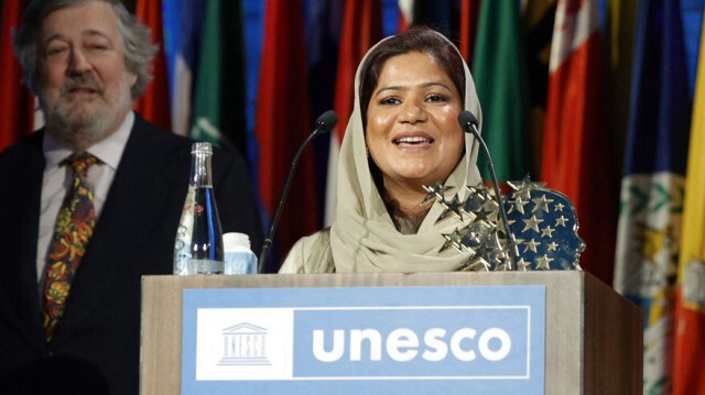 L'enseignante pakistanaise Riffat Arif alias Sister Zeph prononce un discours après avoir remporté le prix mondial de l'enseignant au siège de l'UNESCO à Paris, le 8 novembre 2023.