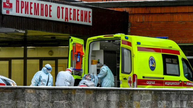 Le personnel médical sort d'une ambulance une personne à l'hôpital Pokrovskaya de Saint-Pétersbourg, le 24 janvier 2022.