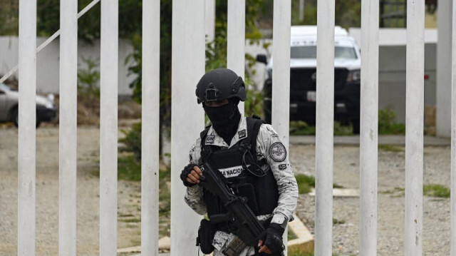 Un membre de la garde nationale monte la garde devant le bâtiment du service médico-légal où se trouve le corps du maire récemment élu Salvador Villalba Flores à Acapulco, État de Guerrero, Mexique, le 17 juin 2024.