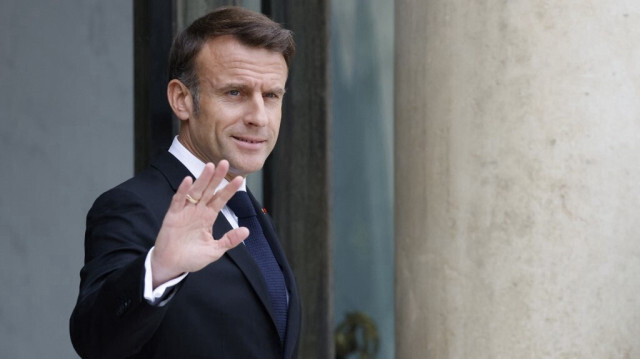 Le président français Emmanuel Macron salue le président chilien à son arrivée au palais présidentiel de l'Élysée à Paris, le 17 juin 2024.