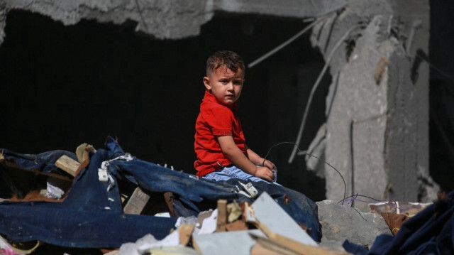 Un garçon palestinien est assis sur les décombres après les frappes israéliennes de la nuit dans le camp de réfugiés d'al-Bureij dans le centre de la bande de Gaza, le 18 juin 2024.