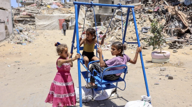 Des enfants jouent dans le camp de réfugiés palestiniens de Jabalia, dans le nord de la bande de Gaza, le 17 juin 2024.