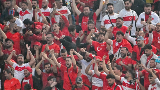 Les supporters turcs célèbrent à la fin du match de football du groupe F de l'UEFA Euro 2024 entre la Turquie et la Géorgie au BVB Stadion à Dortmund, le 18 juin 2024.