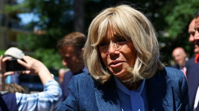 Brigitte Macron est soupçonnée par de nombreux internautes d'être en réalité Jean-Michel Trogneux. Deux femmes ayant diffusé ces rumeurs sont actuellement en jugement.