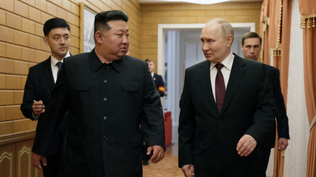 Rusya Devlet Başkanı Vladimir Putin, 24 yıl sonra ilk kez geldiği Kuzey Kore’de Devlet Başkanı Kim Jong-un ile temaslarına bugün başladı.