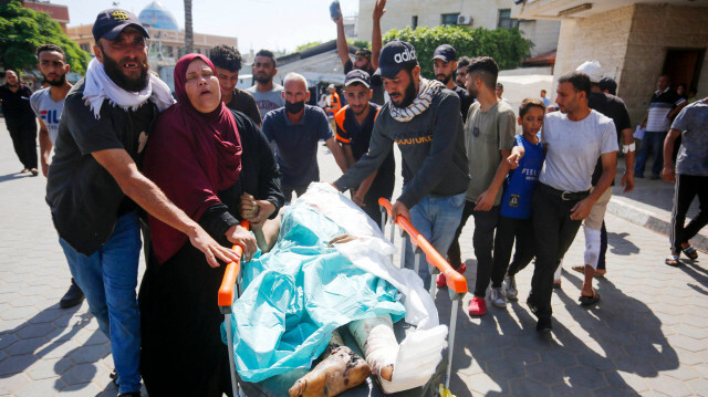 Le corps d'un Palestinien tué dans une attaque transporté à l'hôpital des Martyrs d'Al-Aqsa dans la ville de Deir al-Balah, dans la bande de Gaza, le 19 juin 2024.