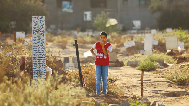 Gazzeli kızın, 24 kişilik ailesinin bulunduğu toplu mezara bayram ziyareti yürekleri burktu.