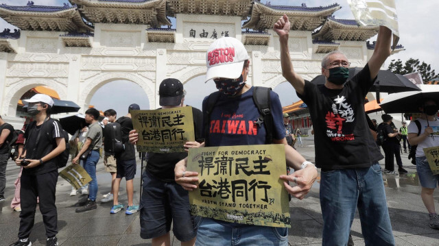 Гонконгские активисты и их сторонники на Тайване проводят акцию протеста в Тайбэе, Тайвань, в воскресенье, 9 июня 2024 года. На плакатах написано: "Боритесь за демократию, Гонконг и Тайвань - вместе". | Фото: AP/Чан Ин-ин