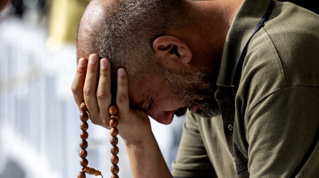 Un homme prie tandis à la Grande Mosquée de la ville sainte de La Mecque, le 18 juin 2024, à la fin du pèlerinage annuel du Hajj.