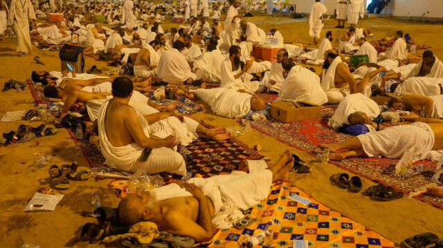 Мусульманские паломники отдыхают в Муздалифе во второй день ежегодного хаджа, недалеко от священного города Мекка, Саудовская Аравия. | Фото: The Associated Press