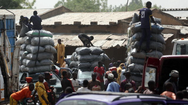 Des sacs de charbon de bois sont déchargés sur le marché de Jibia le 18 février 2024. Le Nigeria, qui partage 1 600 km de frontière avec son voisin, était jusqu'à présent l'un des principaux partenaires commerciaux du Niger avec 193 millions de dollars d'exportations en 2022 selon les Nations Unies (électricité, tabac, ciment, etc.). Depuis la fermeture de la frontière, c'est même la double peine pour les populations locales qui ont vu les prix des denrées alimentaires exploser sous l'effet conjugué des nouvelles restrictions de circulation et d'une inflation galopante après que le président nigérian, Bola Ahmed Tinubu, en poste depuis mai, a mis en place des réformes économiques qui ont plongé le pays dans la crise.