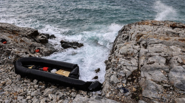 Un canot pneumatique échoué sur les côtes rocheuses d'Agios Georgios, à l'est de l'île grecque de Lesbos, dans la mer Égée, le 10 janvier 2024.