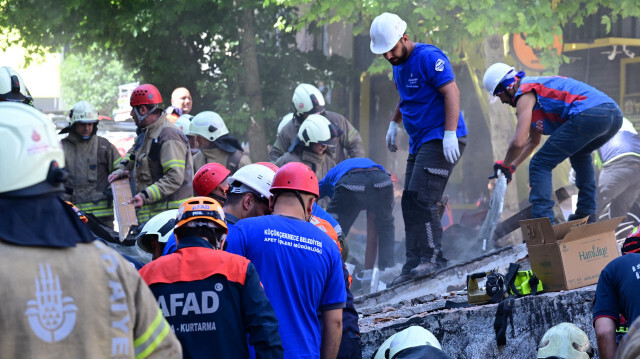 Çöken binada bir kişi hayatını kaybetti, 2'si ağır 8 kişi yaralı olarak çıkarıldı.