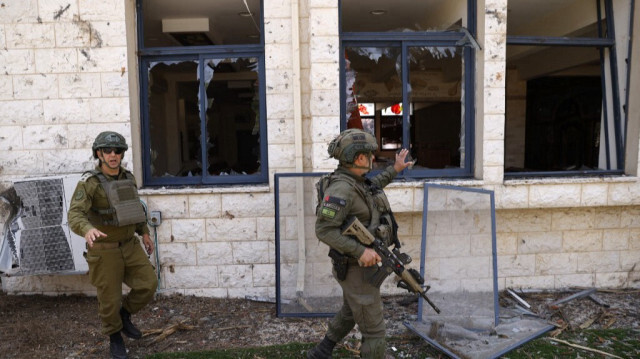 Des soldats israéliens inspectant les dommages causés à une synagogue après qu'elle ait été touchée par des roquettes tirées depuis le Liban, le 27 mai 2024.