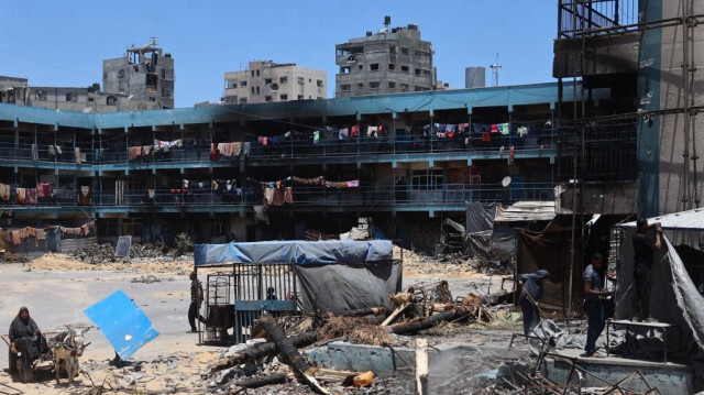 Des vêtements sont suspendus au balcon d'une école accueillant des personnes déplacées dans le camp de réfugiés de Jabalia, dans le nord de la bande de Gaza, le 1er juin 2024.