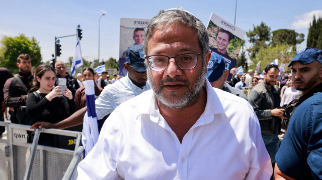 Le ministre israélien de la sécurité nationale, Itamar Ben Gvir, arrivant pour participer à une manifestation organisée par les familles des soldats tués dans le conflit entre Israël et le mouvement palestinien Hamas, appelant à la poursuite des efforts de guerre, près du bureau du premier ministre à Jérusalem, le 5 mai 2024. 