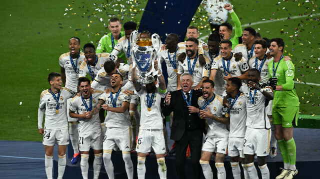 Les joueurs du Real Madrid célèbrant avec le trophée après la finale de la Ligue des champions de l'UEFA entre le Borussia Dortmund et le Real Madrid, au stade de Wembley, à Londres, le 1er juin 2024.