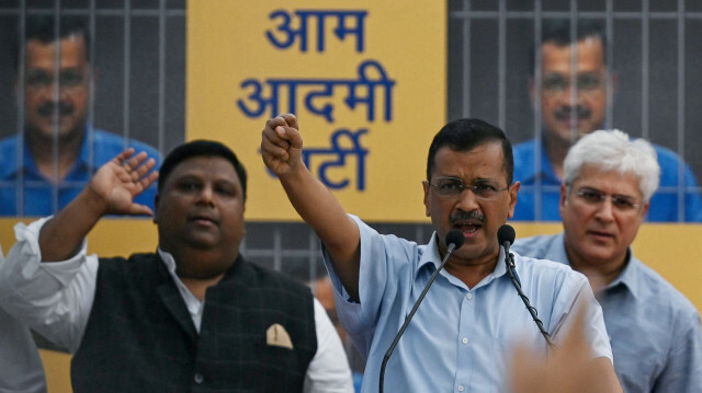 Arvind Kejriwal (2R), ministre en chef de la capitale Delhi et chef du parti Aam Aadmi (AAP), s'adressant à ses partisans et aux travailleurs du parti au siège de l'AAP avant de retourner en prison à New Delhi, le 2 juin 2024. M. Kejriwal, l'un des principaux opposants au Premier ministre Narendra Modi, a déclaré qu'il retournerait en prison le 2 juin, conformément aux conditions de sa libération sous caution, après des élections dont on s'attendait à ce qu'elles se soldent par une nouvelle victoire écrasante du leader nationaliste hindou.