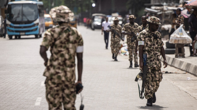 Des soldats des forces armées nigérianes patrouillent et sécurisent les rues de Lagos Island, à Lagos, le 27 février 2023. 
