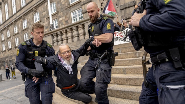 La police évacue les manifestants pro-palestiniens qui bloquent l'entrée du palais de Christiansborg, au Danemark, le 19 juin 2024.