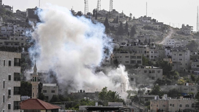 De la fumée s'élève lors d'un raid des forces israéliennes dans le camp de réfugiés de Jénine, en Palestine occupée.
