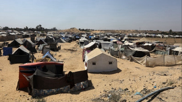 Des Palestiniens installés dans des tentes de fortune, s'efforcent de répondre aux besoins quotidiens de leurs familles à Gaza, le 20 juin 2024.
