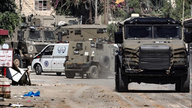 Des véhicules de l'armée d'occupation entourent une ambulance à l'entrée de Jénine, en Palestine occupée.