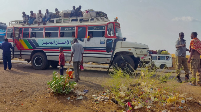 Des personnes déplacées de l'État soudanais de Jazira arrivant dans des véhicules bondés à l'entrée de la ville orientale de Gedaref, le 10 juin 2024, dans le cadre du conflit actuel entre l'armée soudanaise et les forces paramilitaires de soutien rapide (FSR).