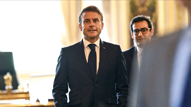 Le président français Emmanuel Macron (G) et le ministre français des Affaires étrangères et européennes Stéphane Sejourne assistant au Forum mondial pour la souveraineté et l'innovation en matière de vaccins au ministère français des Affaires étrangères, au Quai d'Orsay, à Paris, le 20 juin 2024.