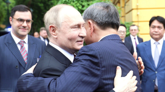 Putin, Hanoi'de Vietnam Devlet Başkanı To Lam tarafından devlet töreni ile karşılandı. 